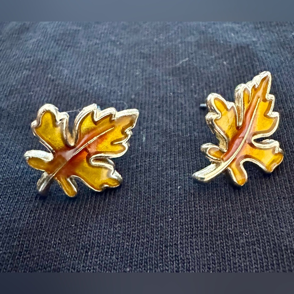 Vintage Enamel Oak Leaf Earrings – Autumn Fall Theme – Gold Tone Studs